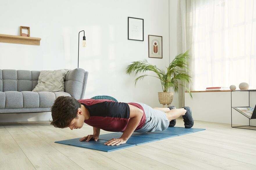Stå i planken for at træne musklerne i pressen og ryggen