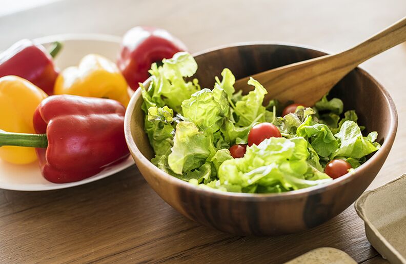 Lecho salat kan tjene som en velsmagende og sund tilbehør. 