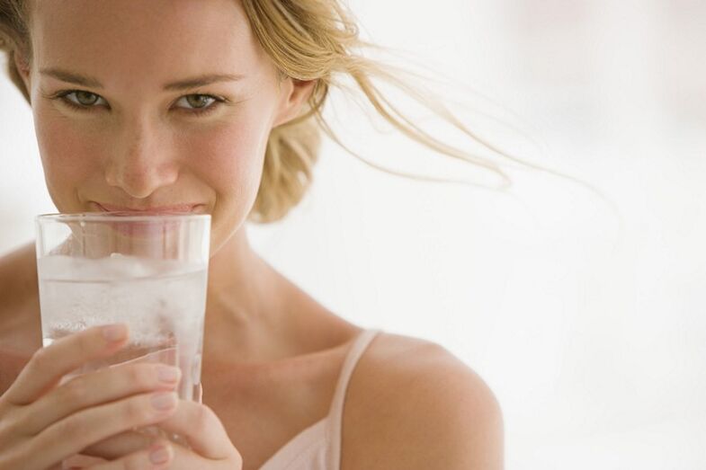 Pigen forbereder gradvist kroppen til en drikkediæt for at undgå ubehagelige konsekvenser