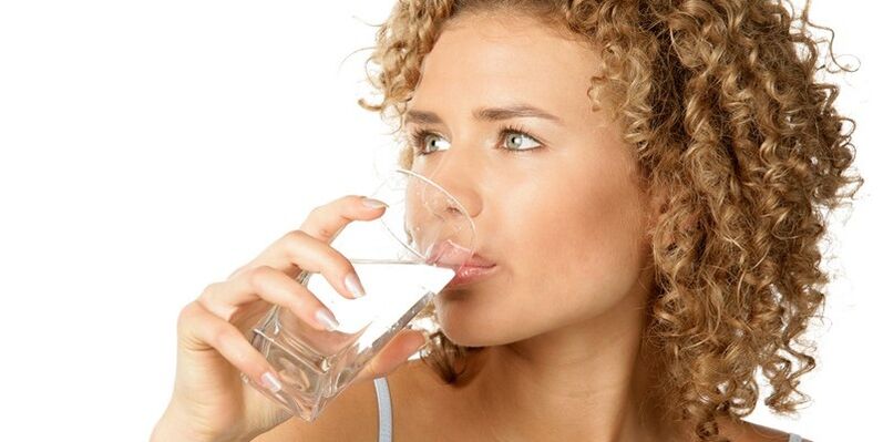 På en drikkediæt skal du indtage 1, 5 liter renset vand, foruden andre væsker