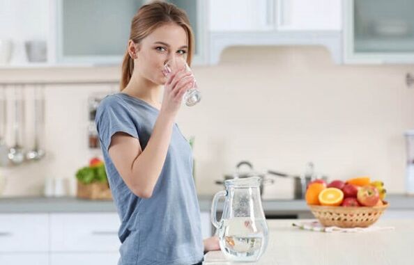 Drikke vand før måltider for at tabe sig på en doven diæt